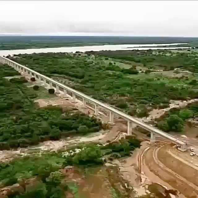 Vista aérea de puente sobre río con tráfico