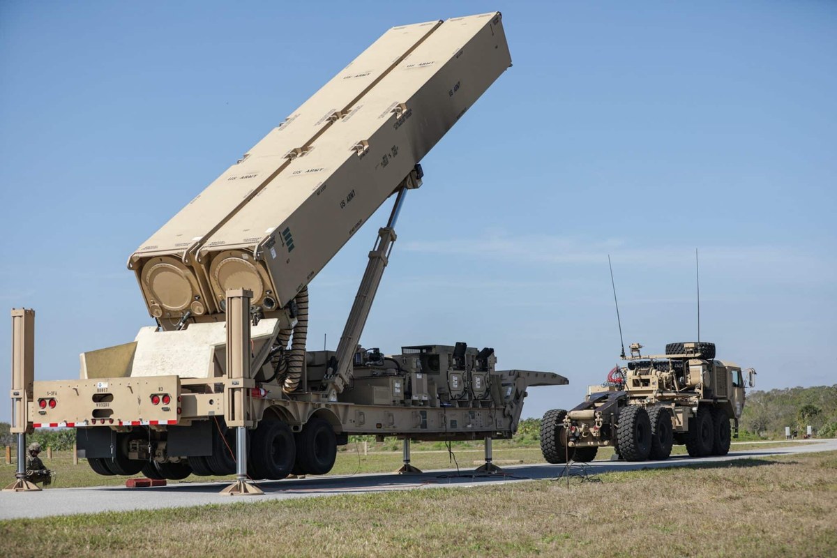 Míssil militar em voo no céu