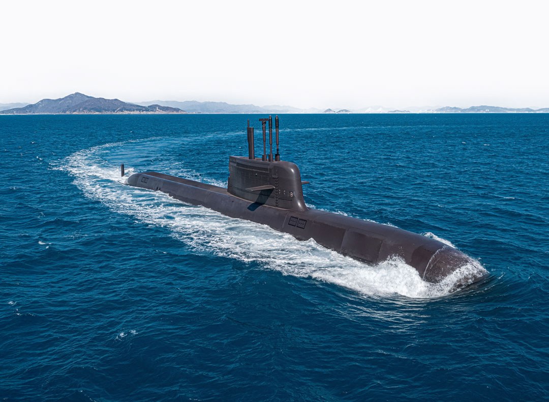 Submarino sul-coreano em vista lateral no mar