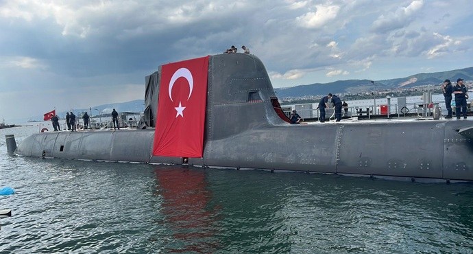 Lançamento de submarino turco com água e espuma