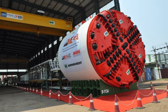 Tuneladora gigante usada en la excavación de túneles submarinos