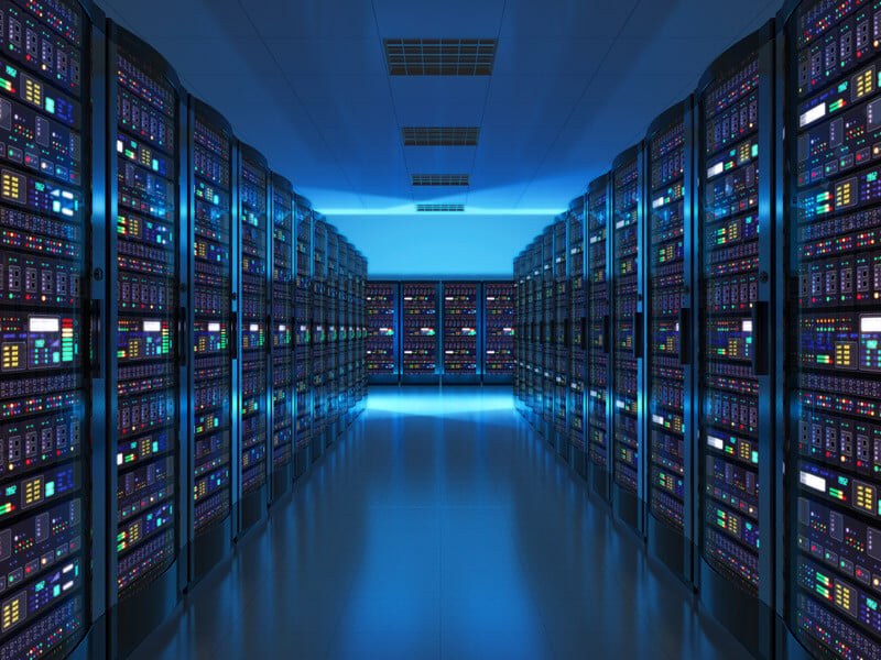 Interior de data center com longas fileiras de racks de servidores