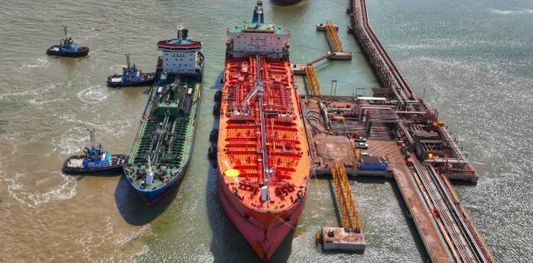 Navio graneleiro sendo carregado em terminal portuário