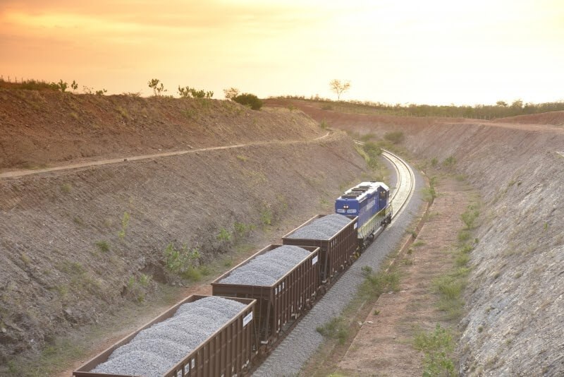 Vagão de trem de carga com a bandeira do Brasil pintada