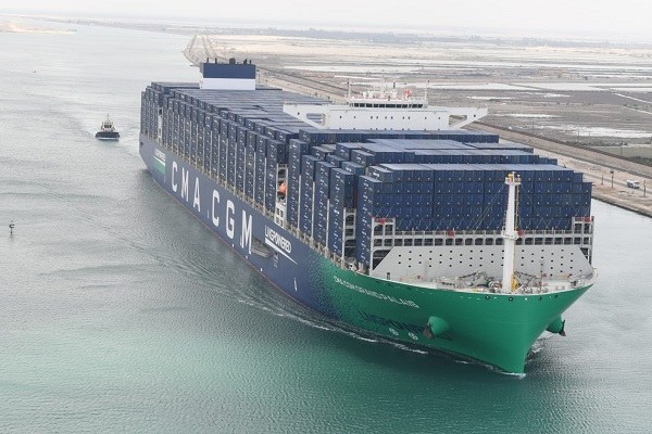 Navio da CMA CGM navegando com rebocador ao lado