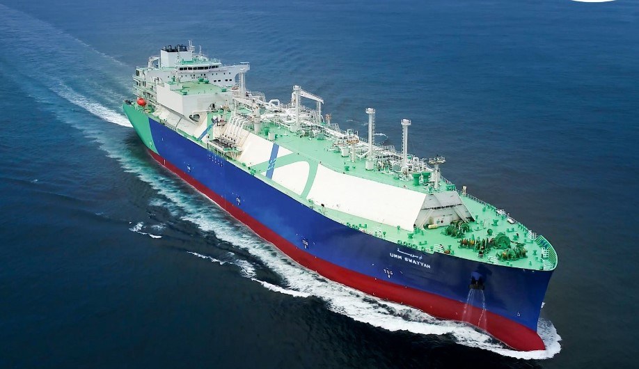 Navio de transporte de GNL com tanques visíveis no convés