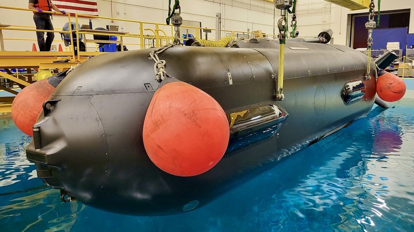 Drone submarino sendo lançado ao mar a partir de embarcação