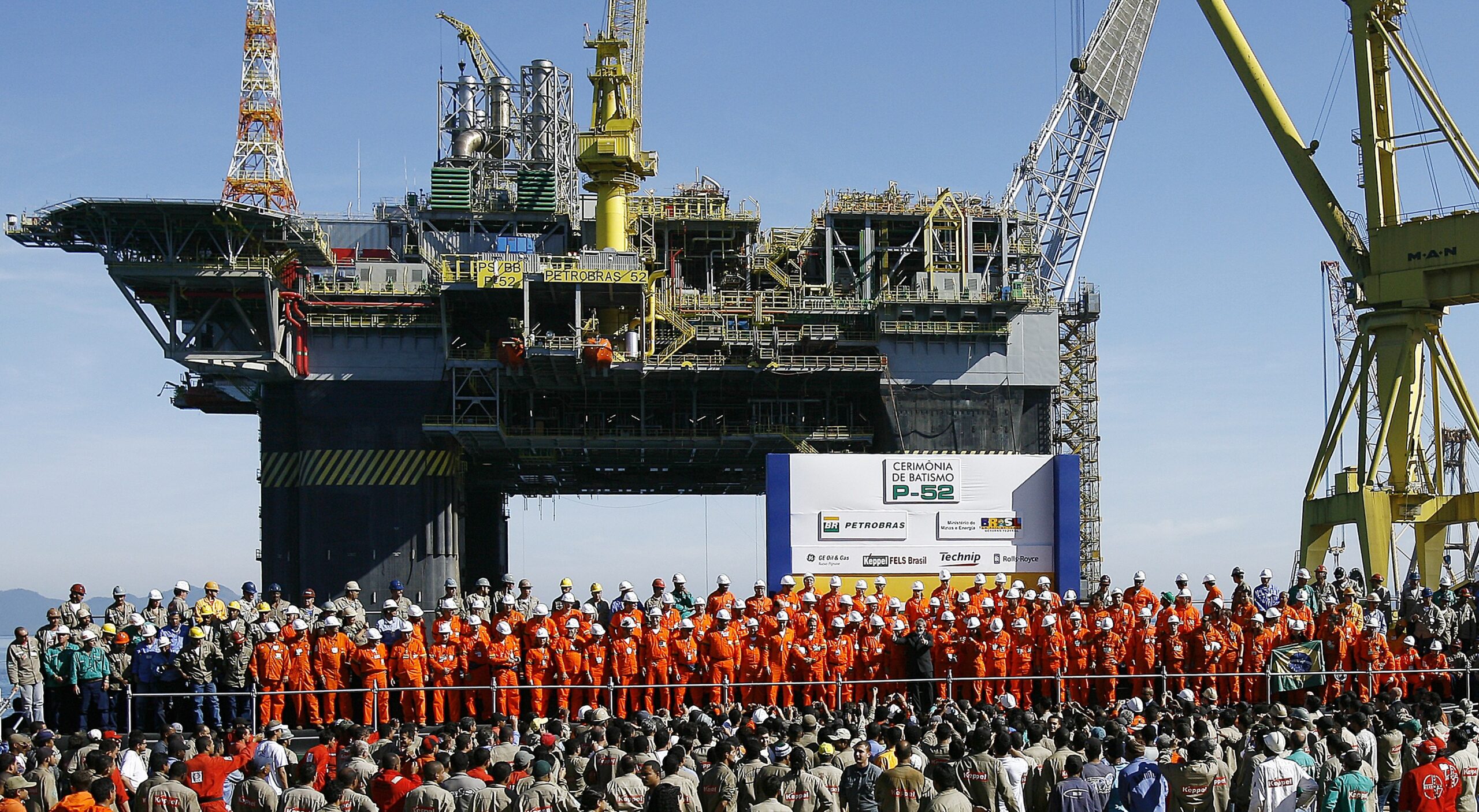 Plataforma offshore de petróleo e gás em operação no oceano