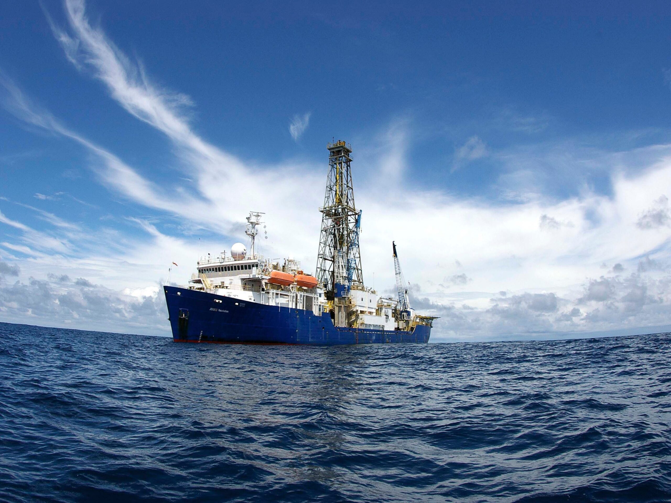 Plataforma de perforación de investigación en el océano