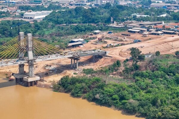 Ponte rodoviária moderna cruzando um grande rio