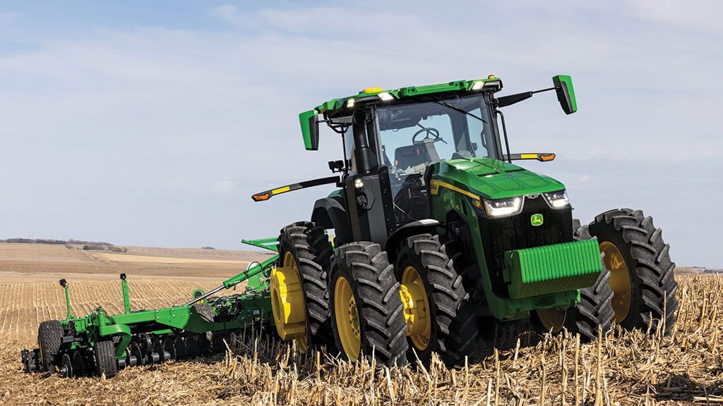 Máquina agrícola autônoma em campo de grãos