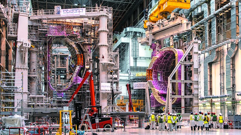 Assembly of giant pieces of the fusion reactor