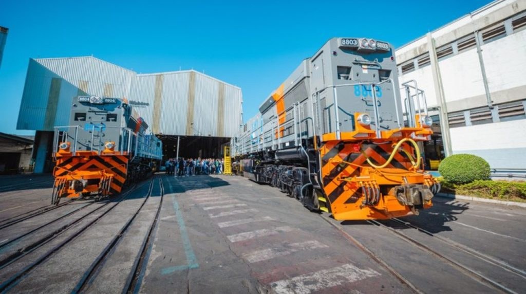 Trabalhadores assentando trilhos de ferrovia