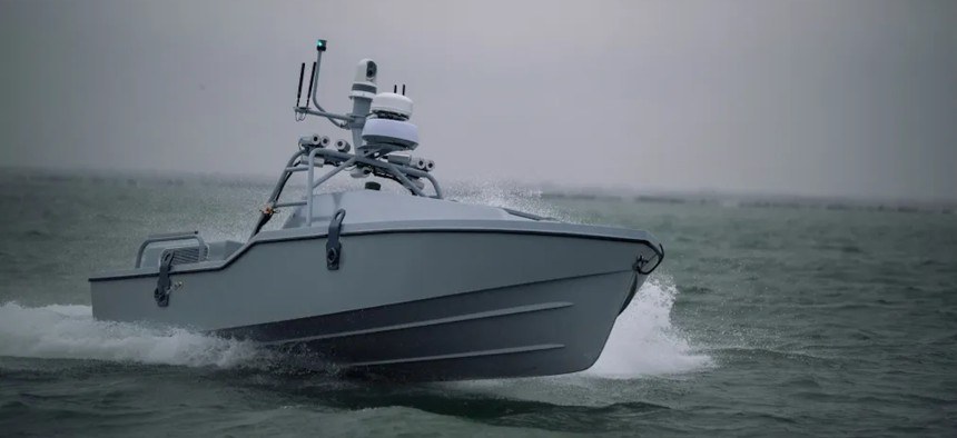 Embarcação naval autônoma equipada com sensores