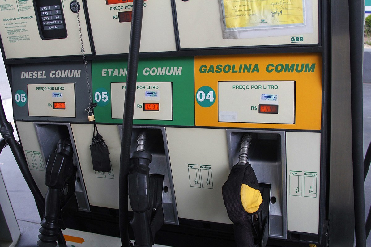 Posto de combustível com bombas de gasolina e etanol