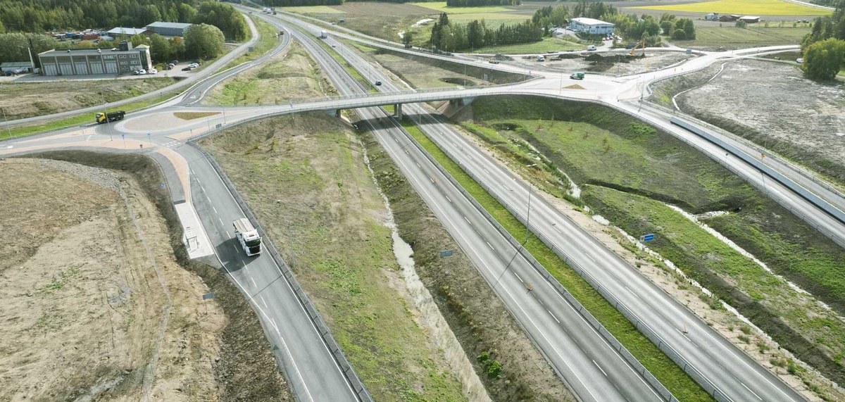 Viaducto e intersección de carretera en área urbana