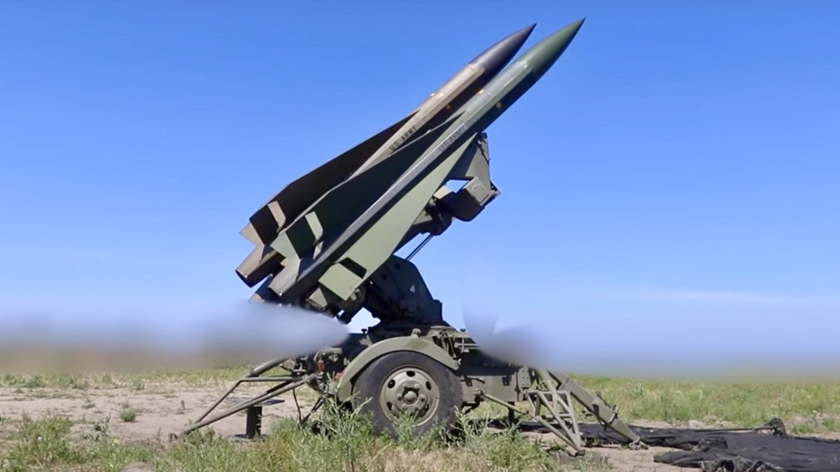 Bateria de mísseis de defesa aérea no campo