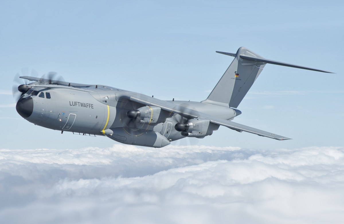 Avión de carga militar despegando