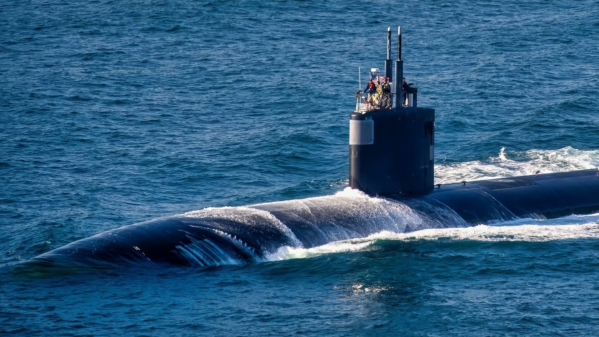 Submarino militar emergindo do oceano