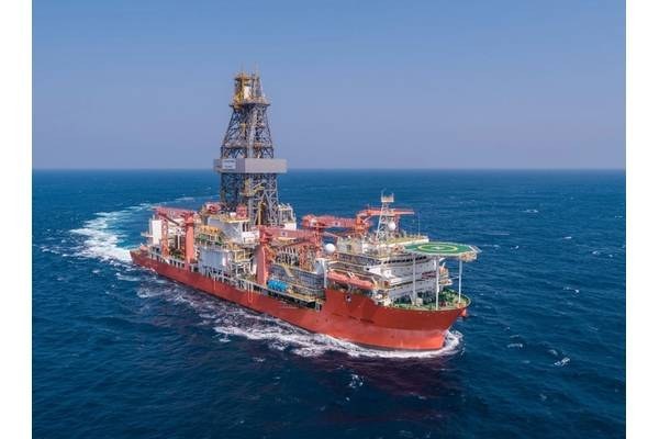Buque de perforación offshore navegando en mar abierto