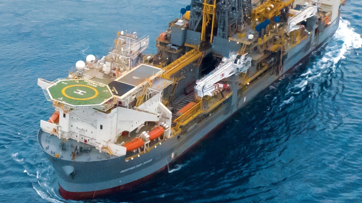 Offshore drilling vessel sailing at sea