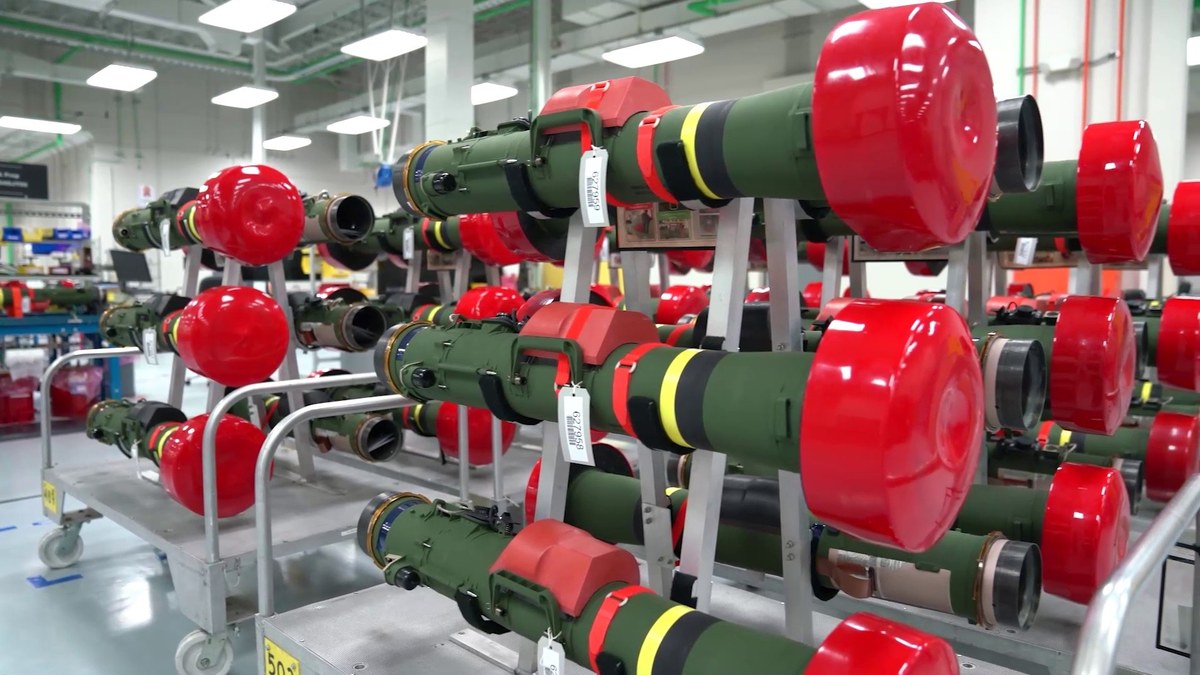 Fábrica de armas com mísseis em produção