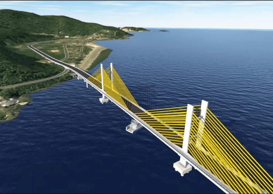 Sitio de construcción de puente con grúas