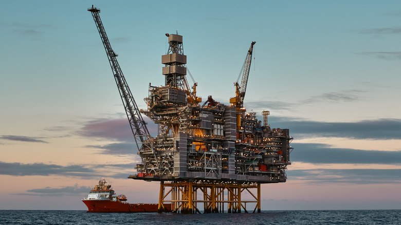 Offshore drilling ship navigating in open sea