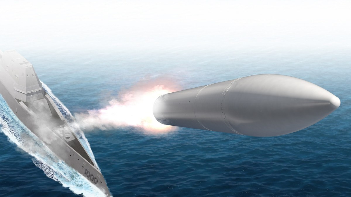 Míssil de longo alcance deslizando sobre o oceano