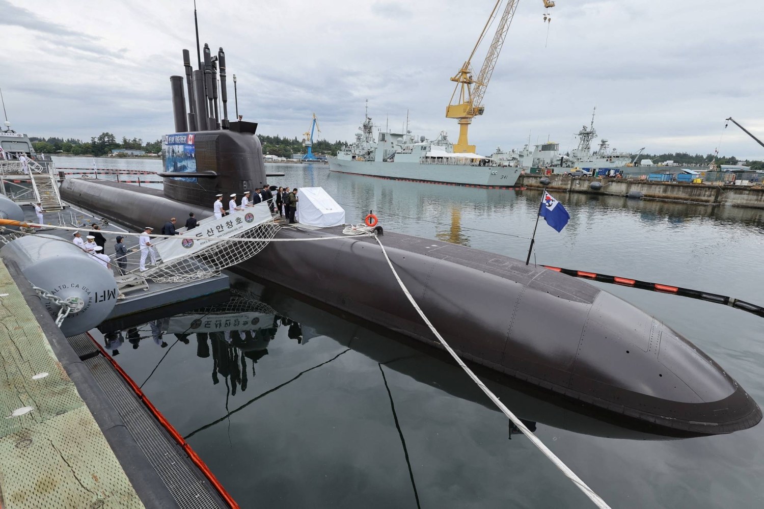 Submarino sul-coreano atracado em estaleiro com guindaste