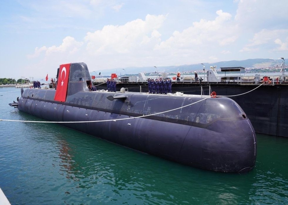 Submarino turco atracado em estaleiro