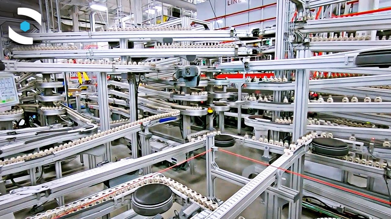 Vista ampla de fábrica de baterias com equipamentos industriais