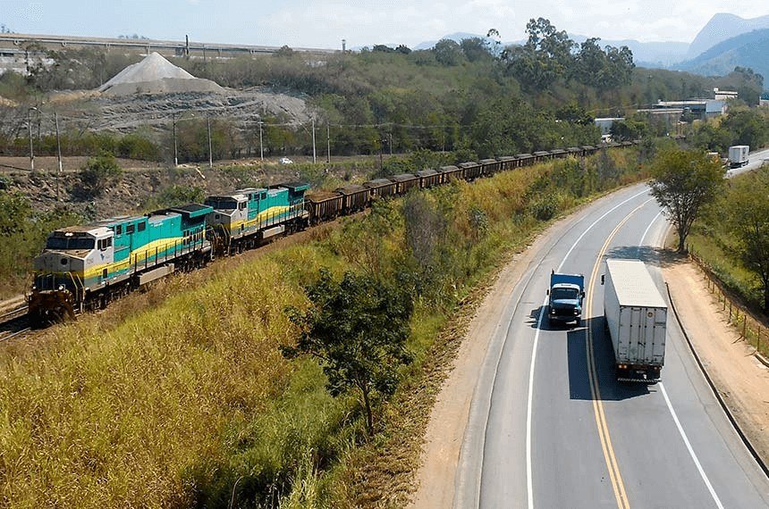 Locomotivas de carga em pátio ferroviário