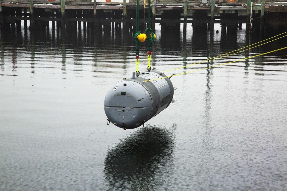 Submarino ou veículo autônomo emergindo na superfície do mar