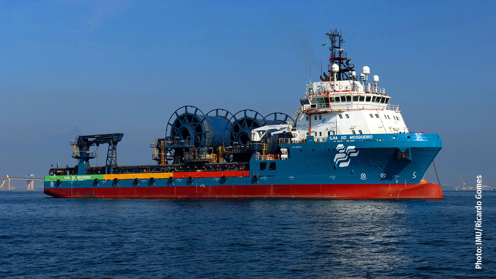 Embarcação de apoio offshore em operação no mar