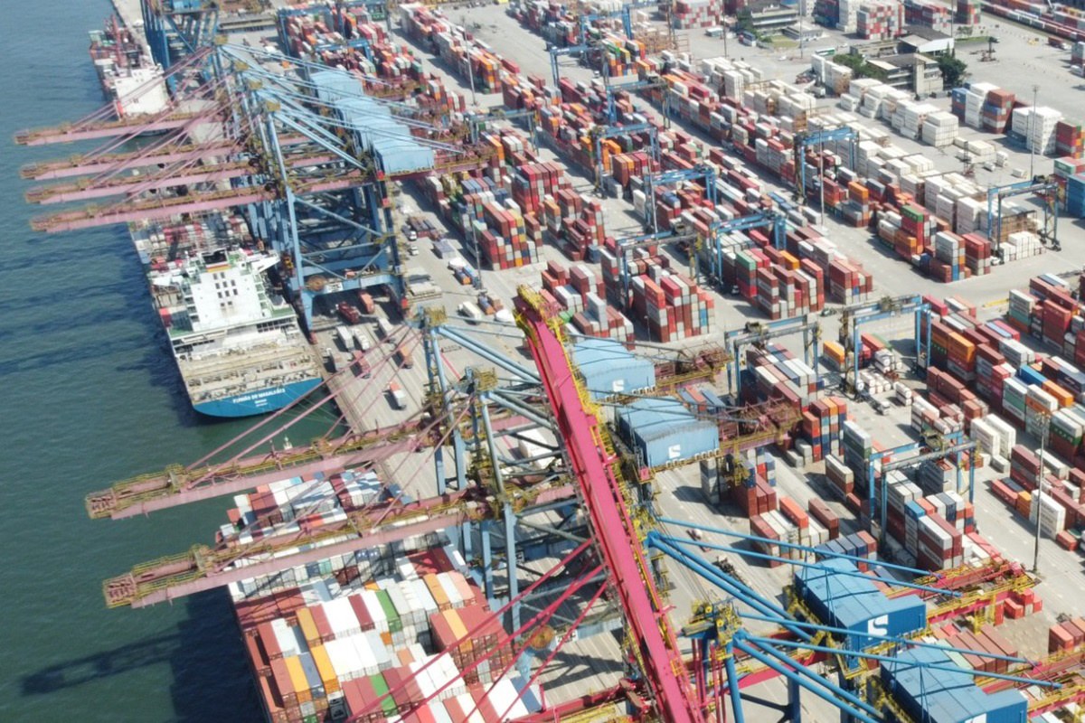 Pátio de contêineres do Porto de Santos visto do alto