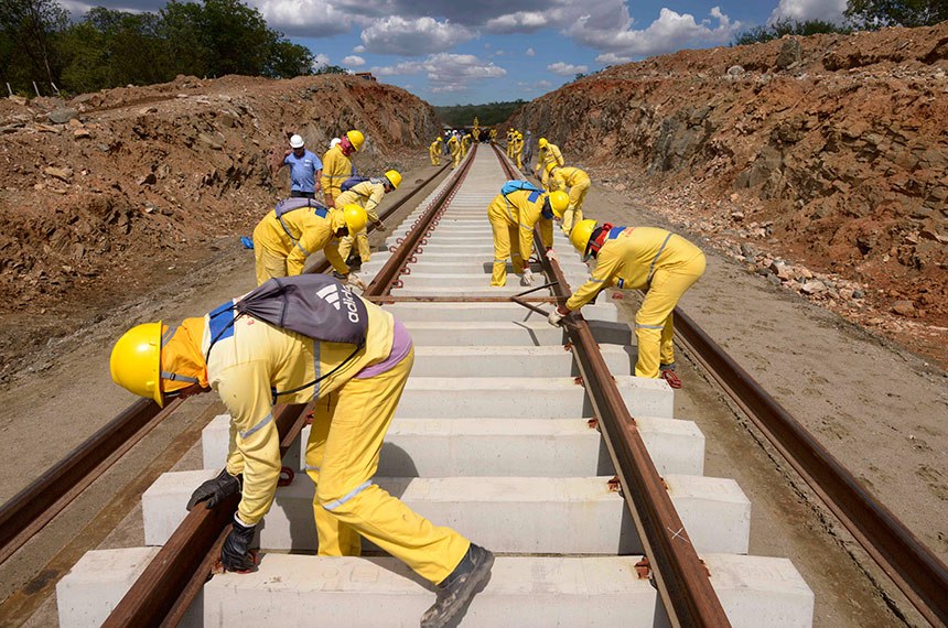 Locomotivas de carga em pátio ferroviário brasileiro