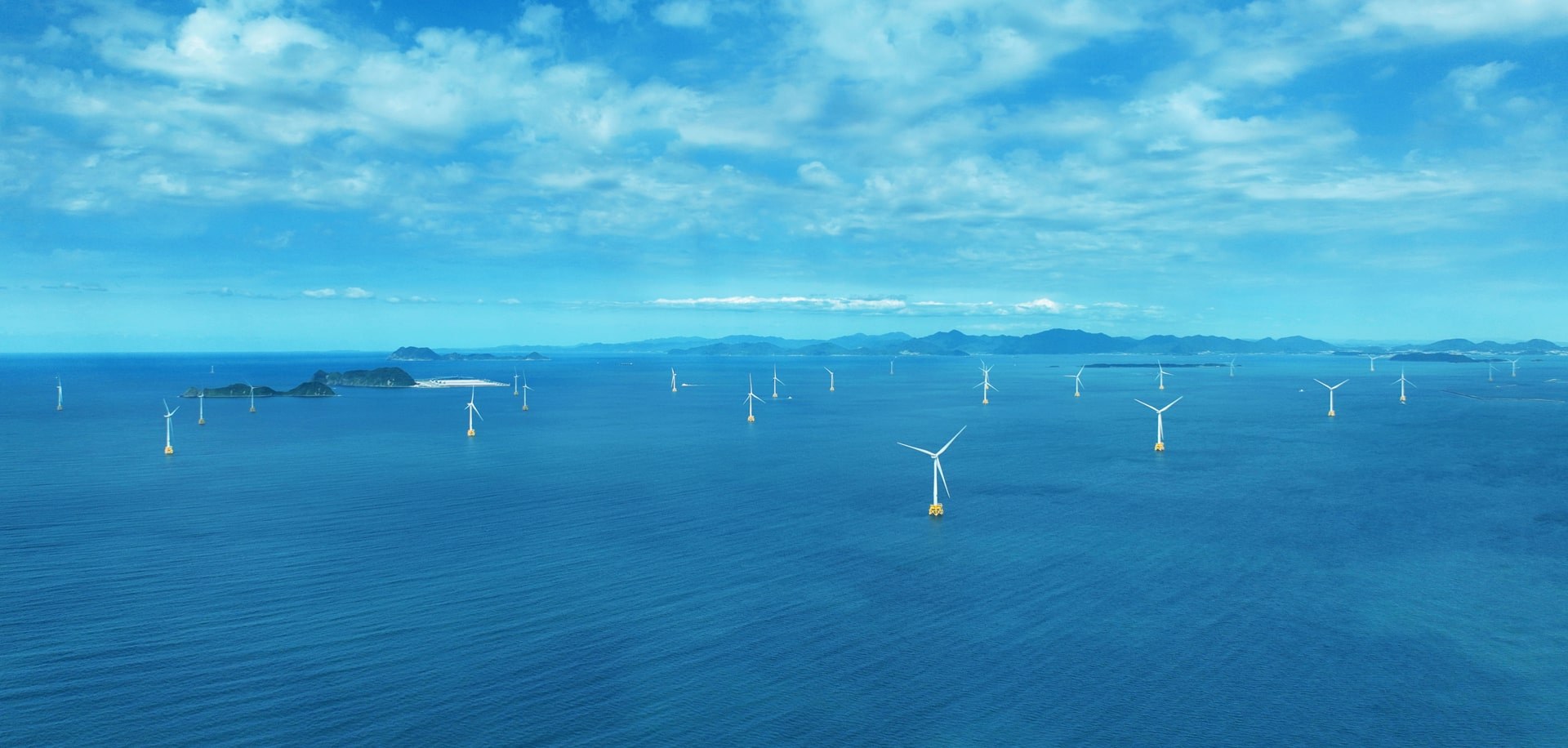 Parque eólico offshore com várias turbinas no mar