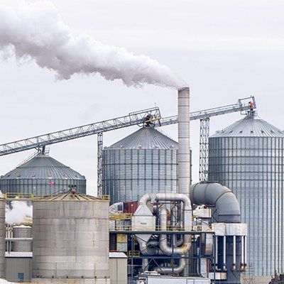 Usina de biocombustível com silos de grãos