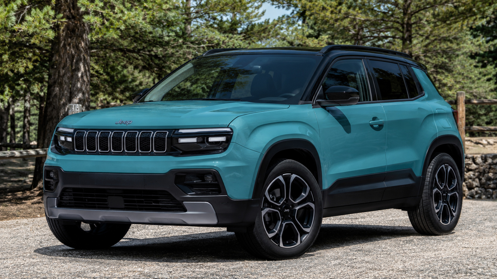 Jeep Avenger 2027 híbrido em destaque durante teste, exibindo o novo visual com grade de sete fendas, faróis em LED e design compacto que antecipa a chegada do SUV ao mercado brasileiro.