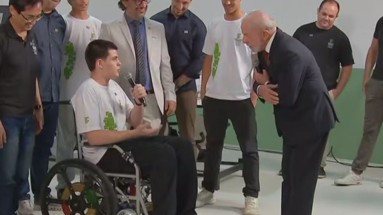 Cadeira de rodas elétrica criada por estudantes do IFSP usa peças reaproveitadas de skates apreendidos para reduzir custos e ampliar a acessibilidade.