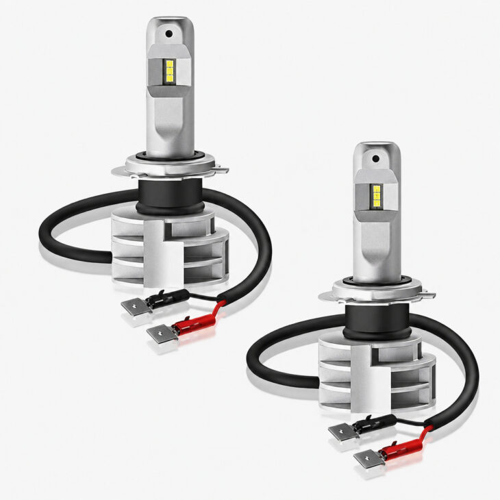 Duas lâmpadas de LED para farol automotivo com cabos e conectores sobre fundo branco.
