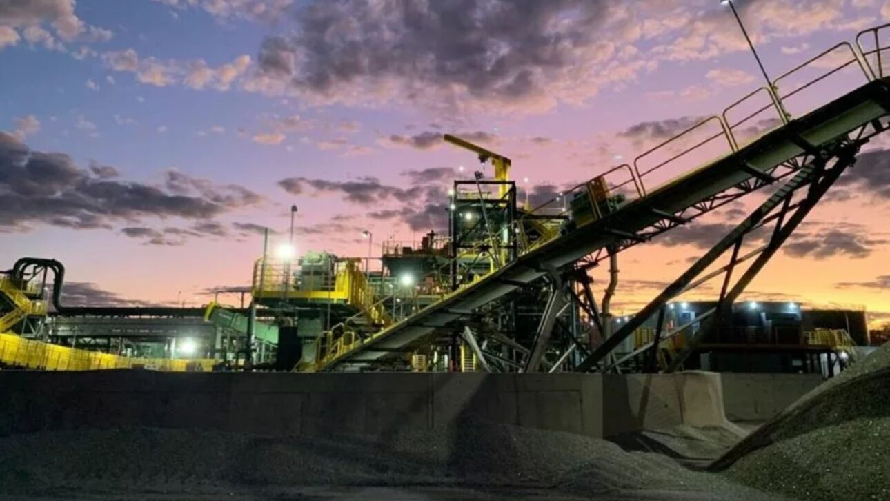 O lítio do Vale do Jequitinhonha bate recorde, mas 97% da exportação vai para a China, que domina o refino: a mineração que expõe o Brasil.