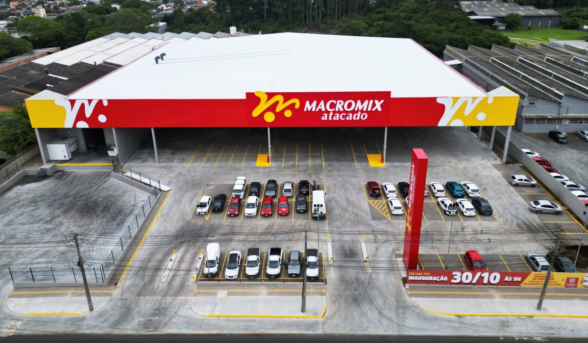 Vista aérea de una tienda de Macromix Atacado con amplio estacionamiento, representando la expansión de la red y su estrategia de crecimiento en el segmento de superatacado.