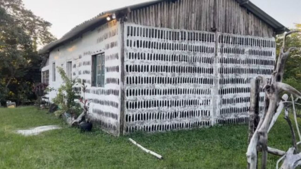 Meet the Casa de Sal, a sustainable 7-room residence built with over 8,000 recycled containers on the coast of Pernambuco.