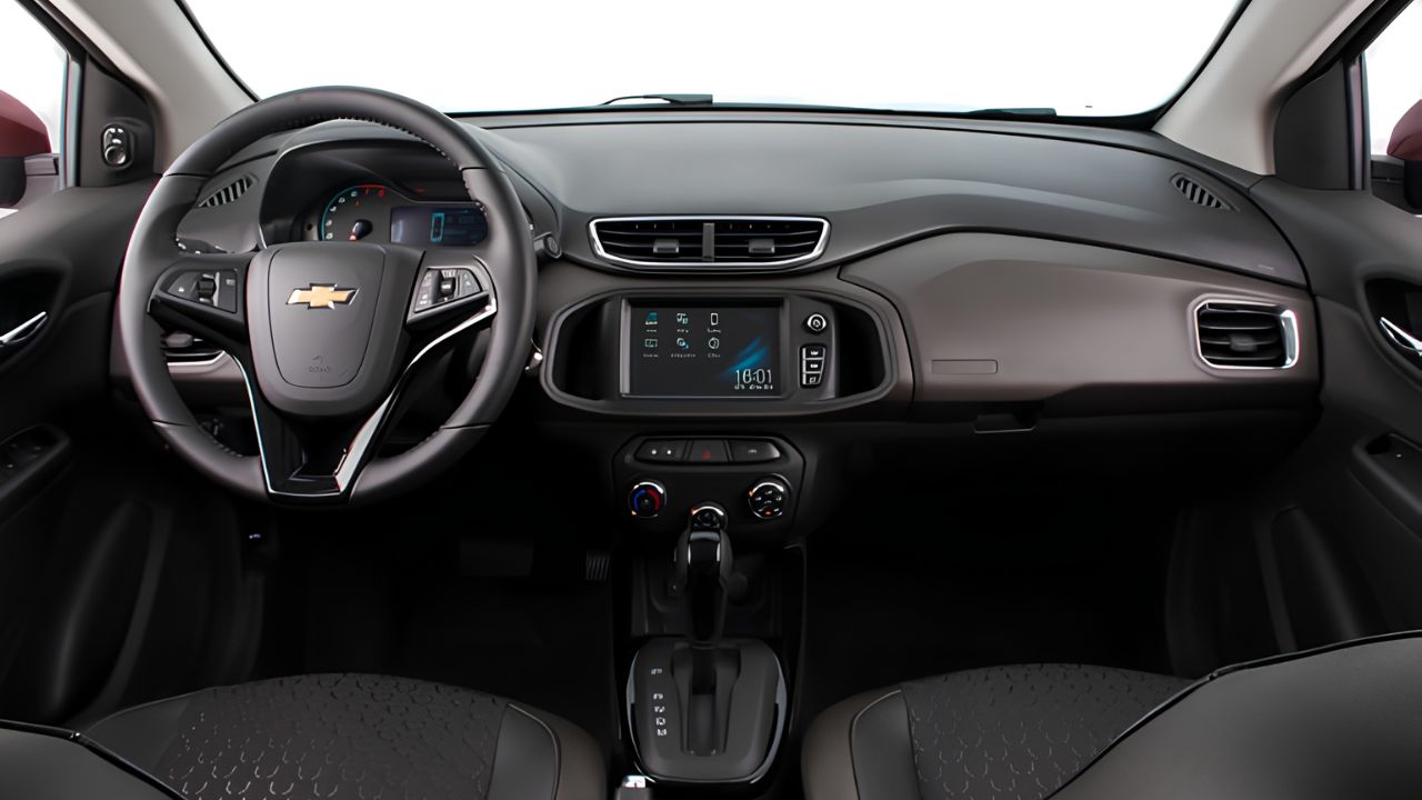 Chevrolet Prisma LTZ 2019 mantém relevância entre os usados com câmbio automático, amplo porta-malas e preço médio de R$ 64,8 mil.