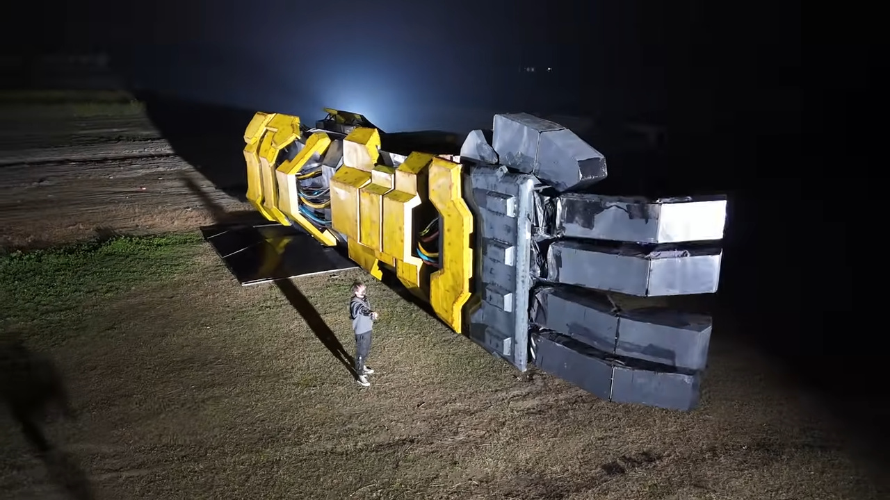 Criador chinês Fan Shisan viralizou ao apresentar uma mão robótica de 5,5 toneladas que replica movimentos humanos e destrói um carro em teste extremo.