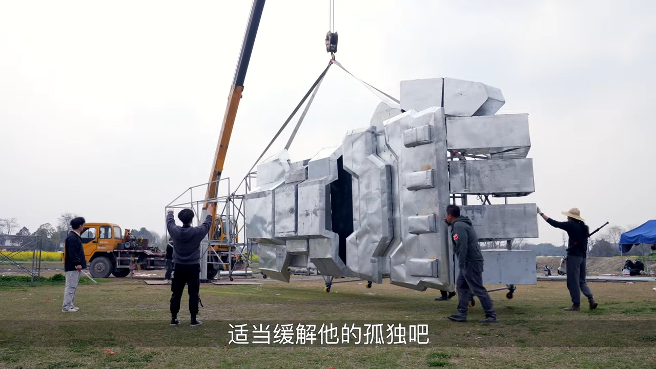 Chinese creator Fan Shisan went viral by presenting a 5.5-ton robotic hand that replicates human movements and destroys a car in an extreme test.