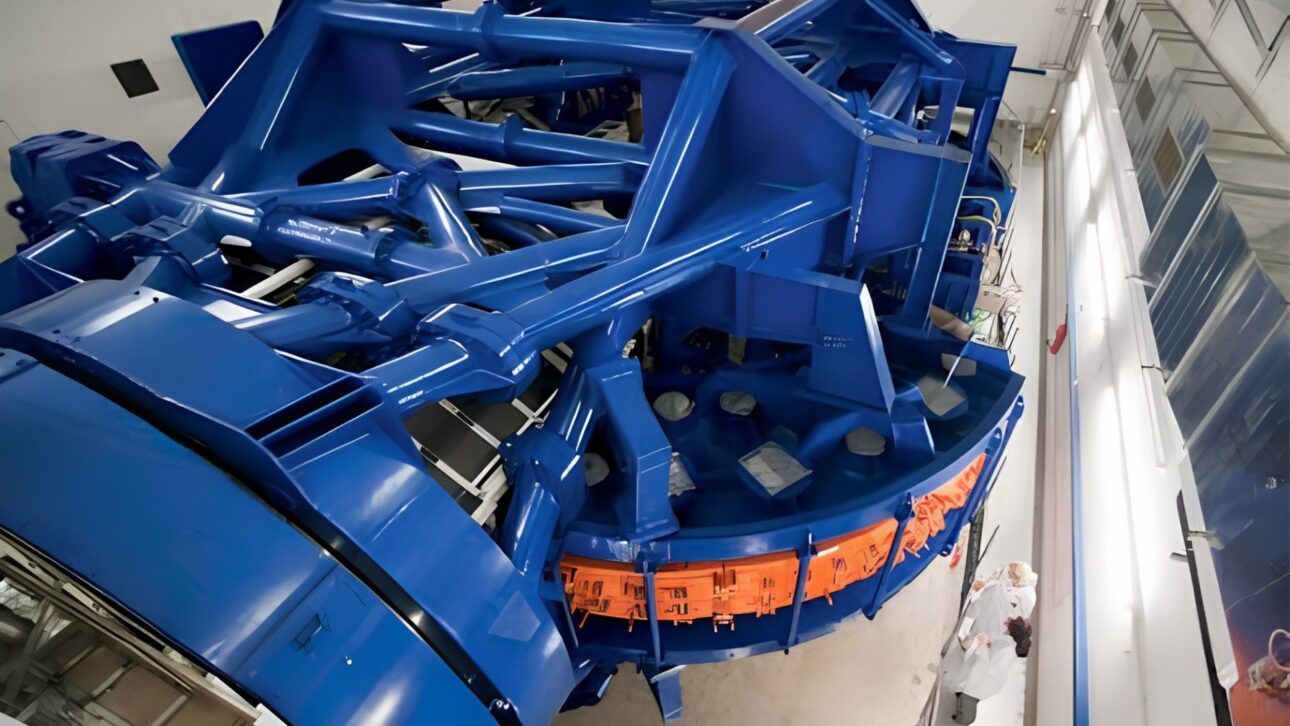 Máquina de Heidelberg com 670 toneladas usa prótons e íons para tratar tumores com precisão milimétrica em uma das estruturas médicas mais impressionantes do mundo.
