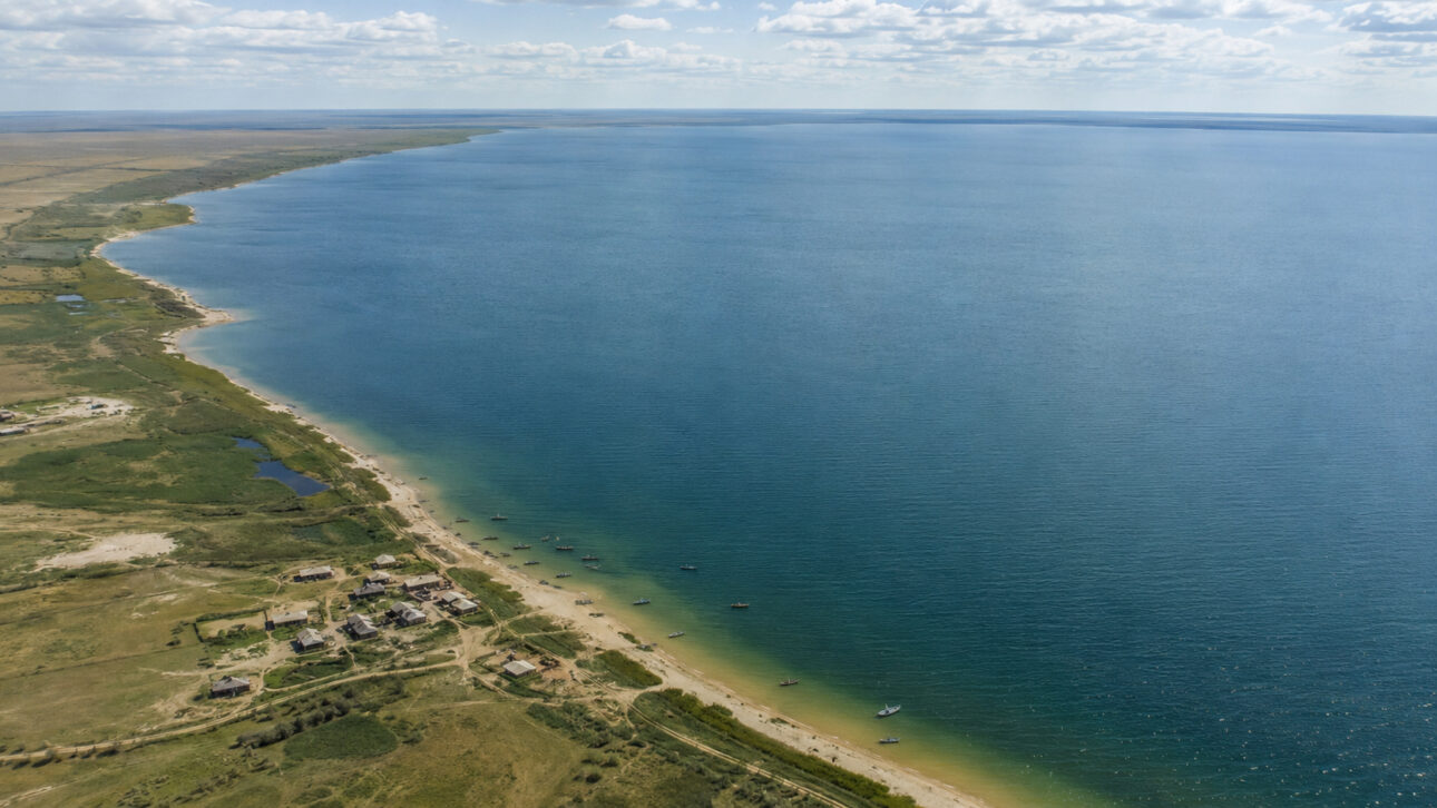 Mar de Aral perdeu 90% do volume após desvios para irrigação soviética, virou deserto e deixou uma das maiores tragédias ambientais da era moderna.